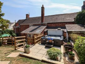 A garden with a hot tub and plants at Pete's Place in Taunton