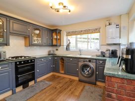 A kitchen with appliances and cabinets at Pete's Place in Taunton