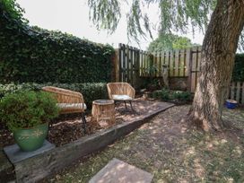 A garden with chairs and a table at Pete's Place Taunton