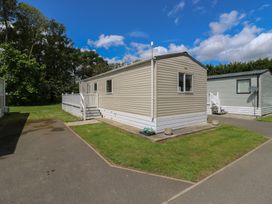 A mobile home in an outdoor area at Forest Retreat - FO26 Saxmundham