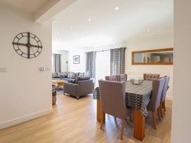 A dining room with a table and chairs at Tyn Y Weirglodd in Deiniolen