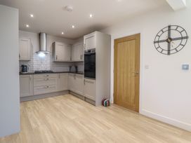 A kitchen with cabinets and appliances at Tyn Y Weirglodd in Deiniolen