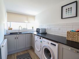 A laundry room with a washing machine and dryer at Tyn Y Weirglodd in Deiniolen