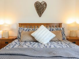 A bedroom with a bed and lamps at Tyn Y Weirglodd in Deiniolen