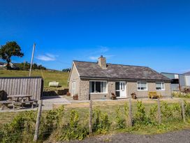 A house with garden furniture at Tyn Y Weirglodd Deiniolen