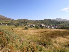 A landscape view of houses and mountains at Tyn Y Weirglodd in Deiniolen