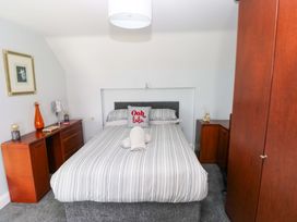A bedroom with a bed and bedside tables at Newgale Cottage Haverfordwest