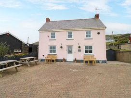 A house with benches and a pathway at Newgale Cottage in Newgale