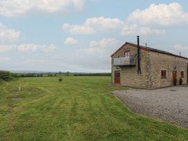 An outdoor area with a stone building and grass at The Gallops in Barry