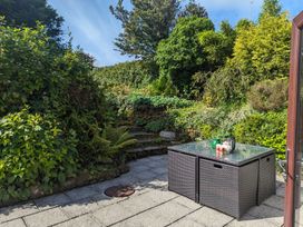 A garden with a table and drinks at Trehaverock Cottage in St. Endellion near Port Isaac
