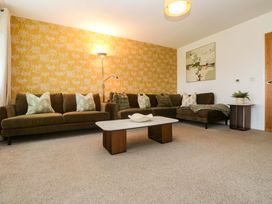 A living room with a sofa and coffee table at Agan Paradhis in Quintrell Downs
