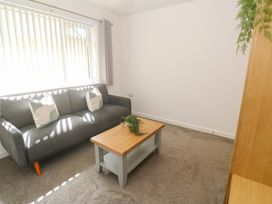 A living room with a sofa and coffee table at Agan Paradhis in Quintrell Downs
