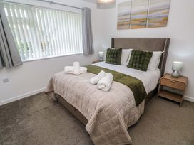 A bedroom with a bed and decorative pillows at Agan Paradhis in Quintrell Downs