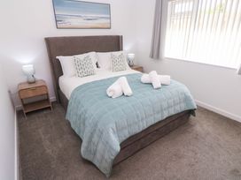 A bedroom with a bed and bedside table at Agan Paradhis in Quintrell Downs