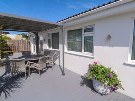 An outdoor area with a table and chairs at Agan Paradhis in Quintrell Downs