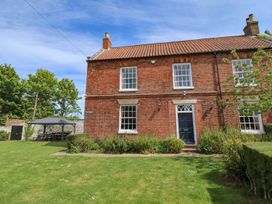 A house with garden and canopy at Reighton House in Filey