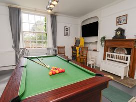 A games room with a pool table and arcade game at Reighton House in Reighton near Filey