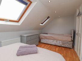 A bedroom with two beds and a drawer at Reighton House in Reighton near Filey