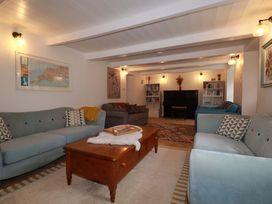 A living room with sofas and bookshelves at Seveock in Threemilestone