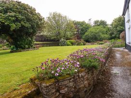 A garden with flowers and trees at Seveock in Threemilestone