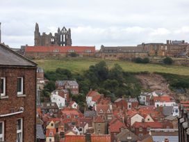 A view of Whitby with ruins and houses at Apartment Pink in Whitby