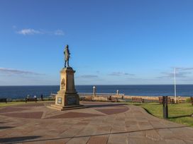 A viewpoint with a statue overlooking the ocean at Apartment Pink in Whitby