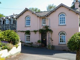 A building with windows, plants and a door at Gorway Cottage in Teignmouth