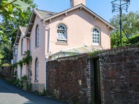 A house with a garden and wall at Gorway Cottage in Teignmouth