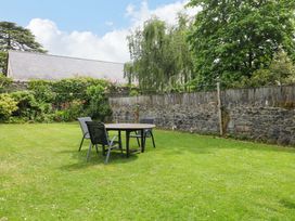 A garden with a table and chairs at The Headmasters Quarters in Chudleigh