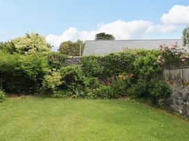 A garden with grass and various plants at The Headmasters Quarters in Chudleigh