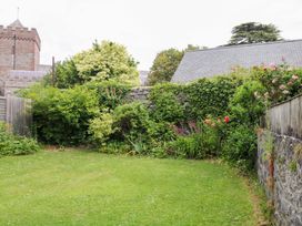A garden with grass and trees at The Headmasters Quarters Chudleigh