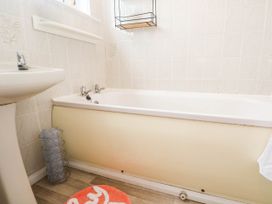 A bathroom with a bathtub and sink at 8 Yellow Sands in Padstow