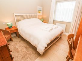 A bedroom with a bed and bedside tables at 8 Yellow Sands in Padstow