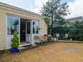 A garden with a patio and seating area at La'al Yan in Branthwaite