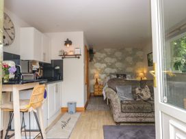A studio apartment with kitchen and living area at La'al Yan in Branthwaite