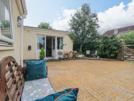 A garden with outdoor seating and plants at La'al Yan in Branthwaite