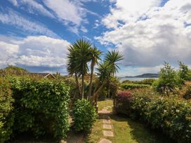 A garden with path and plants at Little Gem in Weymouth