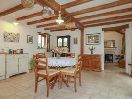 A dining room with a table and chairs at Cider Cottage in 