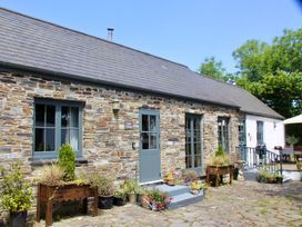 An outdoor view of a cottage with a sign at Cider Cottage near Launceston