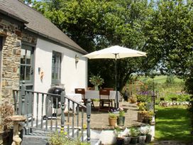 An outdoor area with a table and chairs at Cider Cottage near Launceston