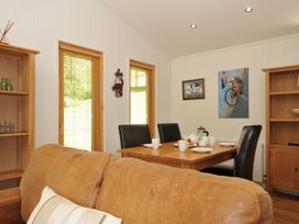 A dining room with a table and chairs at 11 Water's Edge near Pelynt