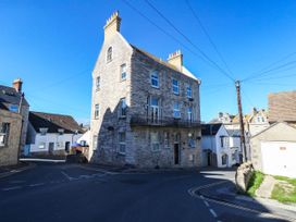 A building on a street corner at Flat 3, 4 Park Road in Swanage