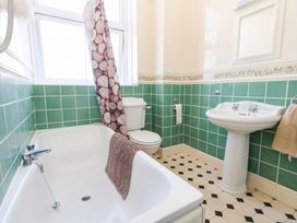 A bathroom featuring a bathtub, toilet, and sink at Flat 3, 4 Park Road in Swanage