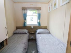 A bedroom with twin beds and a window at Kensington 49