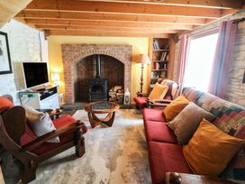 A living room with a sofa and fireplace at Tach Ferme