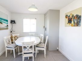 A dining room with a round table and chairs at Tach Ferme