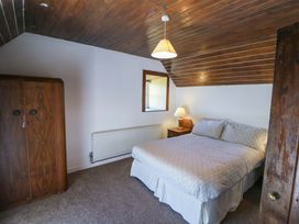 A bedroom with a bed and wardrobe at Tach Ferme
