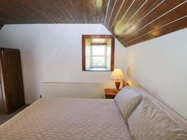 A bedroom with a bed and lamp at Tach Ferme in 