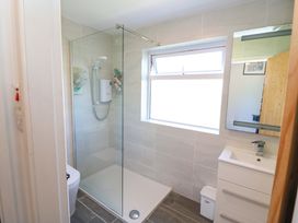 A bathroom with a shower, toilet, and sink at Tach Ferme