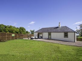 A cottage with outdoor seating in a garden at Country Cottage Sleeps 3 with Garden and Parking